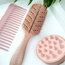 komplet-akcesoriow-masazer-szczotka-grzebien-i-woreczek-yeye-rozowy