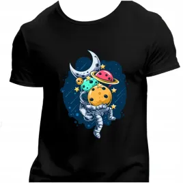koszulka-meska-czarna-nadruk-astronauta-trzyma-planety-4xl