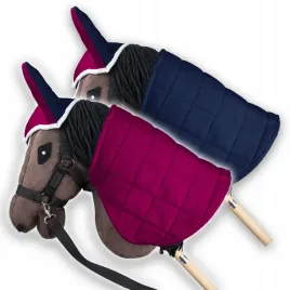 derka-dwustronna-i-nauszniki-skippi-dla-konia-na-kiju-hobby-horse-fuksja-gr