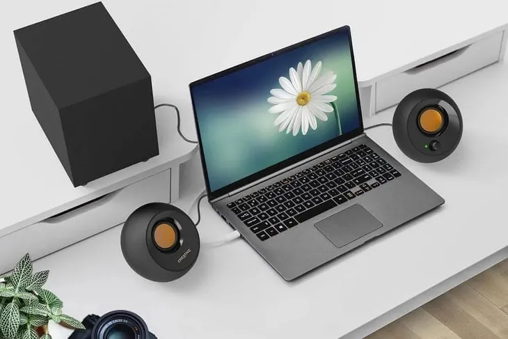 glosniki-creative-pebble-plus-2-1-czarne-sterowanie-wbudowane-w-glosnik