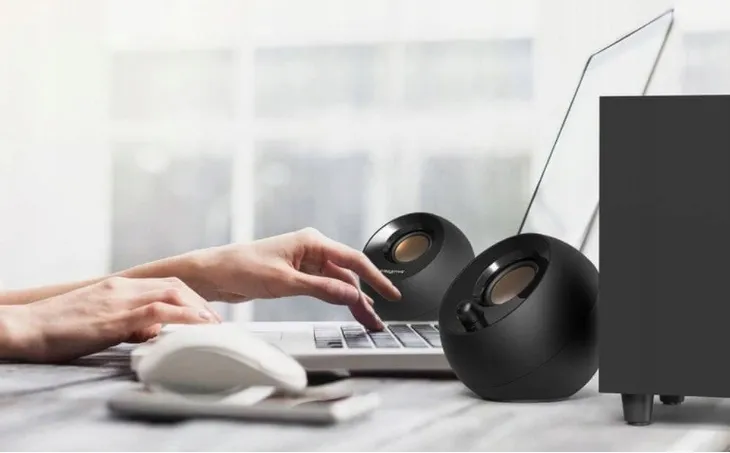 glosniki-creative-pebble-plus-2-1-czarne-cechy-dodatkowe-bluetooth