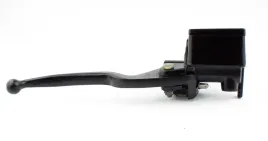 pompa-hamulca-przedniego-dolne-mocowanie-przewodu-z-dzwigniaczarna