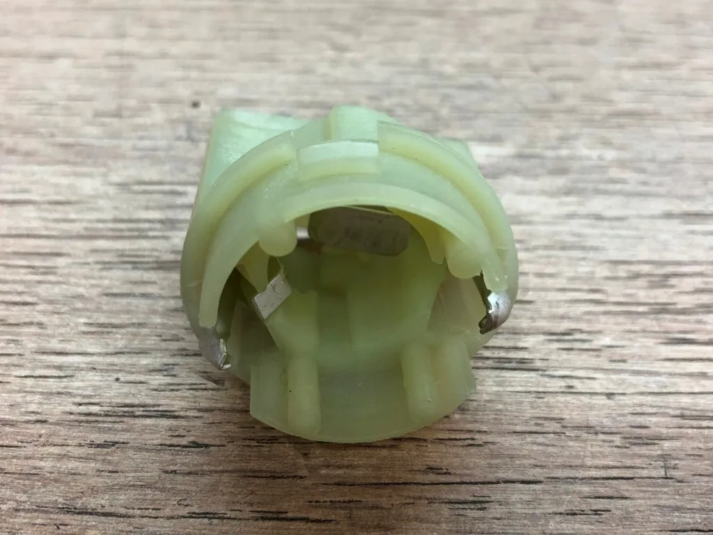 gniazdo-zarowki-oprawka-swiatlo-tylne-stop-bmw-e30-e32-e34-e38-e71-e72