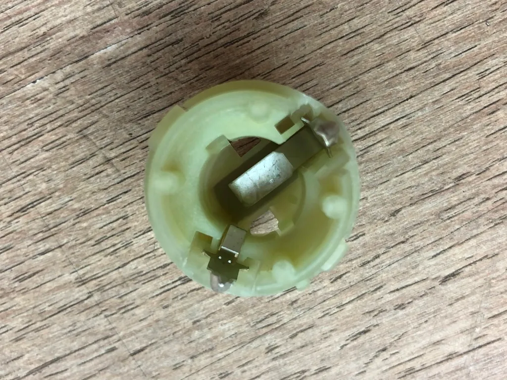 gniazdo-zarowki-oprawka-swiatlo-tylne-stop-bmw-e30-e32-e34-e38-e71-e72