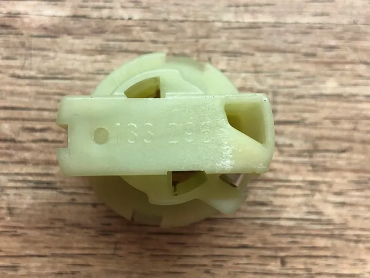 gniazdo-zarowki-oprawka-swiatlo-tylne-stop-bmw-e30-e32-e34-e38-e71-e72-numer-katalogowy-oryginalu-63218355883-8355883-63-21-8-355-883-e30-e34-e32-e38-x6-e71-e61-lci-lift-element-mocujacy-mocowanie-led-gniazdo-lampy-adapter-przejsciowka-uchwyt-zlacze-oprawa-oprawka-x6-e72-hybrydowy-133-296-133296-swiatla-swiatlo-stop-stopu-bmw-zarowek-zarowki-zarowka