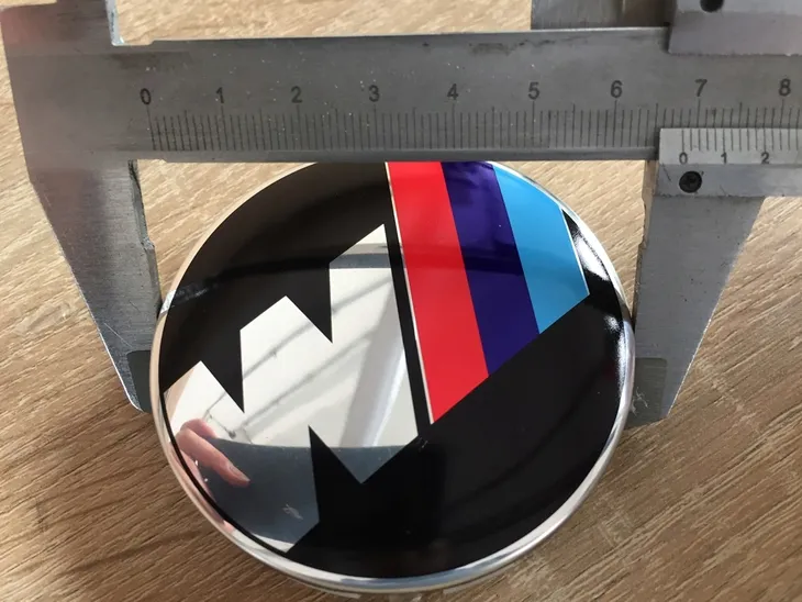 dekielki-logo-znaczek-do-bmw-68mm-e31-e32-e34-e36-e38-e39-e46-e52-e53-e60-srednica-zewnetrzna-68-mm