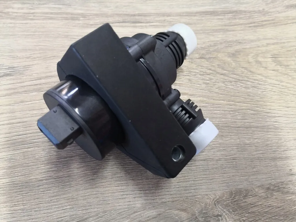 pompa-obiegu-wody-do-e71-e72-e81-e82-e83-e84-e85-e86-e87-land-rover-l322