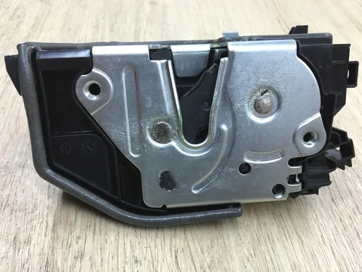 zamek-drzwi-lewy-przod-do-bmw-e65-e66-e67-e85-e60-e61-e83-e63-e64-e81-e90-producent-czesci-xenius