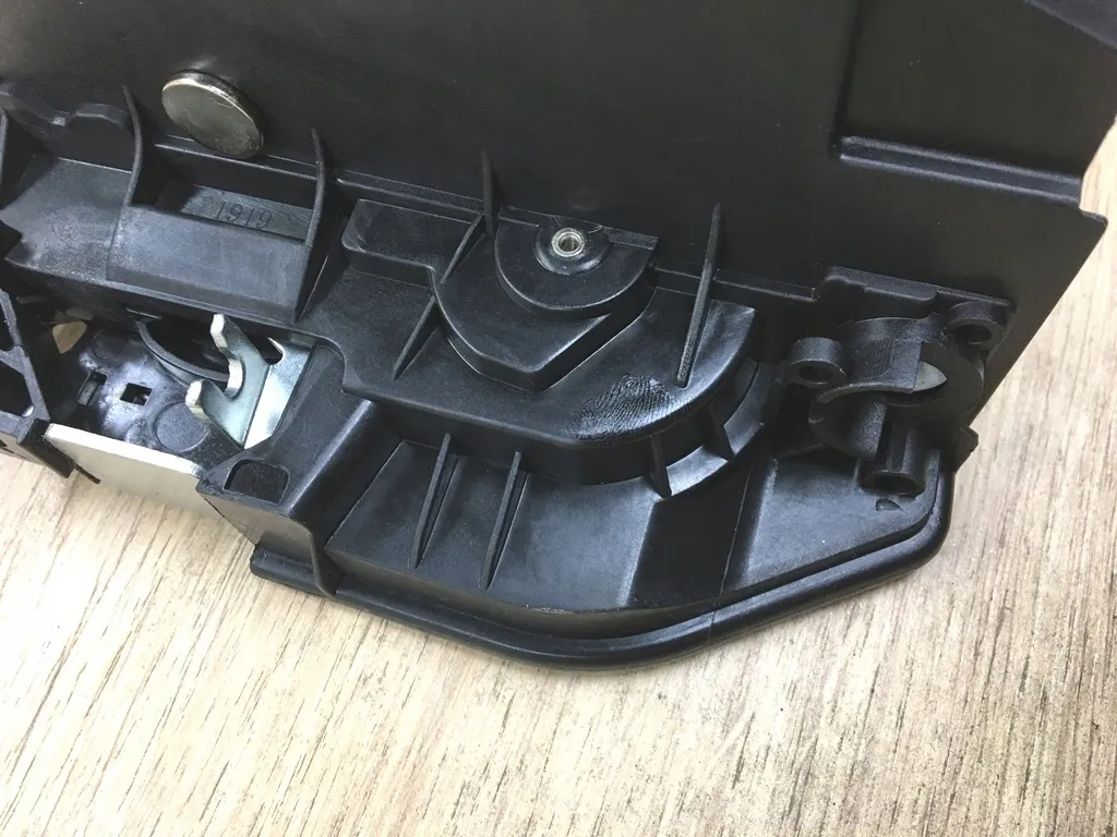 zamek-drzwi-lewy-przod-do-bmw-e65-e66-e67-e85-e60-e61-e83-e63-e64-e81-e90