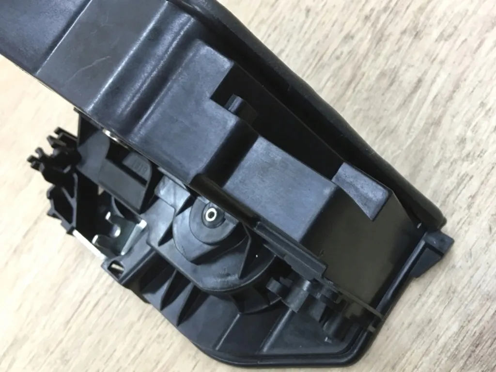 zamek-drzwi-lewy-przod-do-bmw-e65-e66-e67-e85-e60-e61-e83-e63-e64-e81-e90