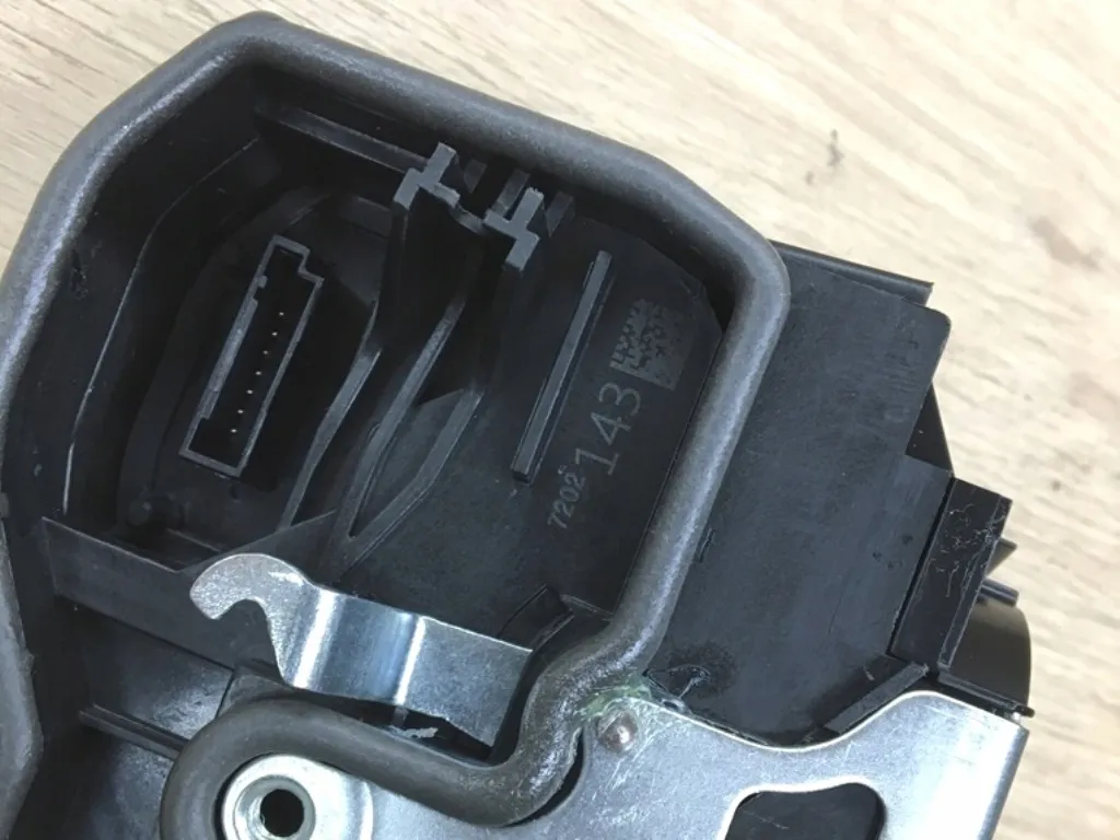 zamek-drzwi-lewy-przod-do-bmw-e65-e66-e67-e85-e60-e61-e83-e63-e64-e81-e90