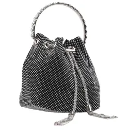 torebka-damska-kopertowka-wizytowa-na-ramie-czarna-elegancka-modna