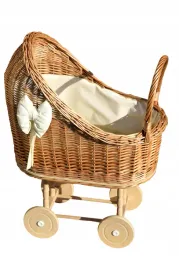 wozek-dla-lalek-wiklinowy-dla-lalki-z-posciela-i-kokarda-ecru