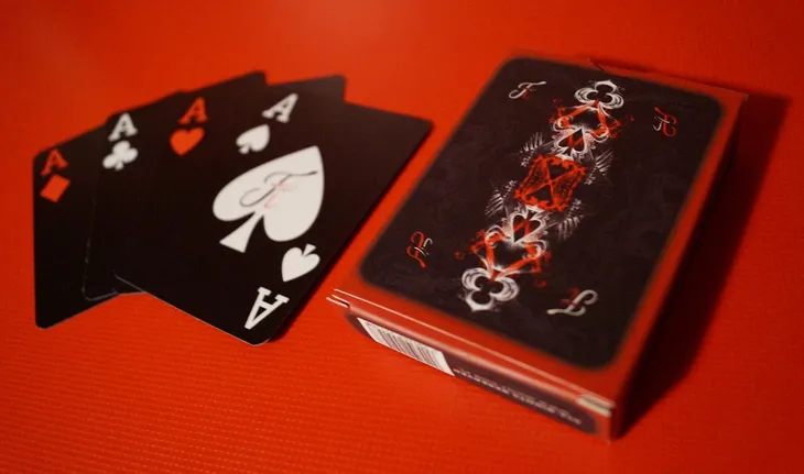 karty-black-deck-final-table-rodzaj-podstawa