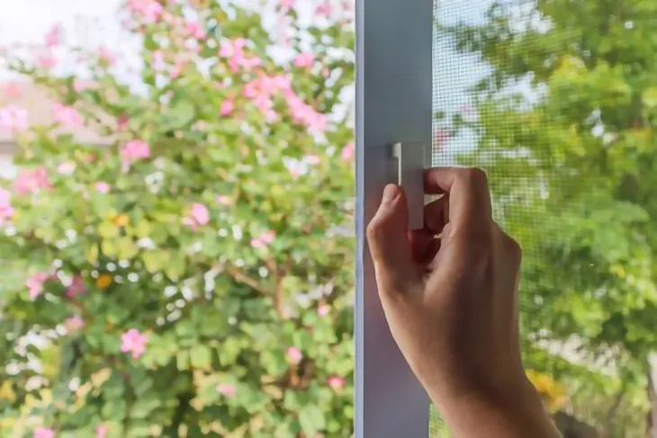 moskitiera-na-okno-ramka-aluminium-siatka-na-owady-komary-gotowa-na-wymiar-kolor-bialy