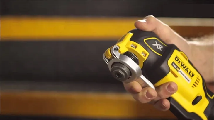narzedzie-oscylacyjne-sieciowe-multi-tool-dewalt-maksymalna-predkosc-obrotowa-9000-rpm