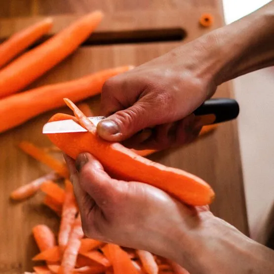 fiskars-noz-do-obierania-functional-form-waga-z-opakowaniem-0-1-kg