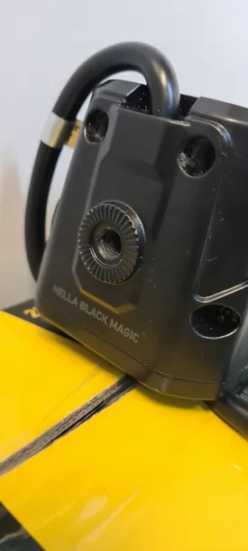 reflektor-dalekosiezny-black-magic-hella-1fj-358-196-401-stan-nowy-numer-katalogowy-oryginalu-daf-1550331