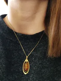 srebro-pozlacane-zawieszka-z-duzym-bursztynem