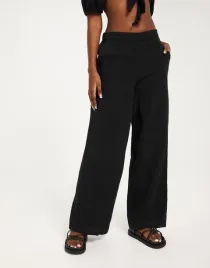 spodnie-casual-kieszenie-6vm-ng5-s-vero-moda-muslinowe-czarne