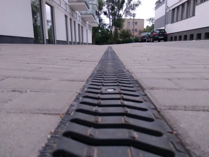 kanal-polimerobeton-odwodnienie-liniowe-z-krata-ocynkowana-a15-10cm-x-1m-kod-produktu-se10101100pn