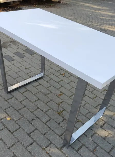 stol-bialy-nogi-chrom-bialy-montaz-meble-do-samodzielnego-montazu