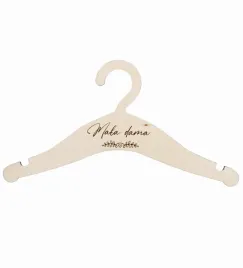 wieszak-z-grawerem-drewniany-mala-dama