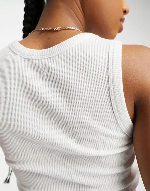 bialy-krotki-top-tekstura-basic-v9q-nh2-s-marka-inna-marka