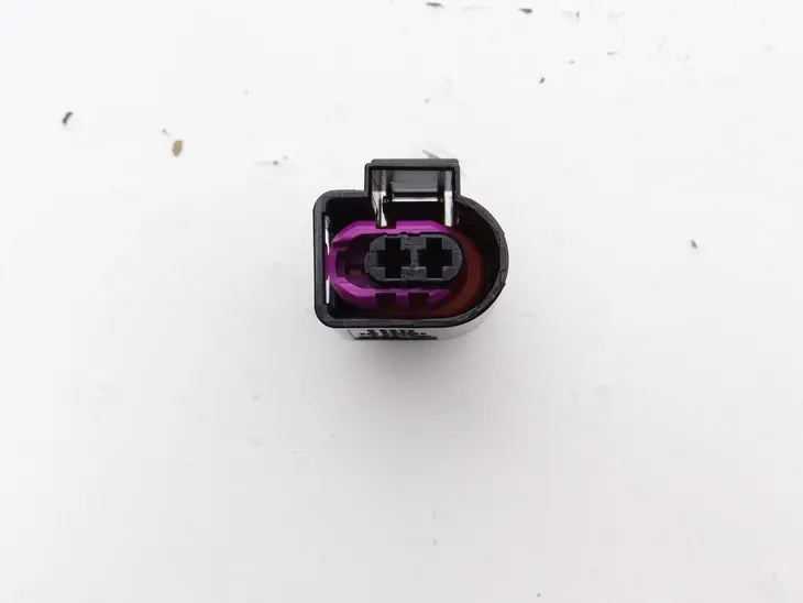 wtyczka-vw-passat-97-producent-czesci-volkswagen-oe