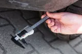 suwmiarka-analogowa-top-tools-150-mm-waga-z-opakowaniem-0-1-kg