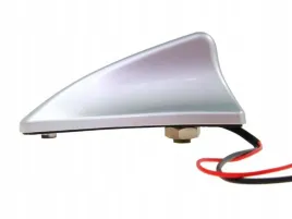 antena-samochodowa-uniwersalna-rekin-srebrna-am-fm-pletwa-rekina