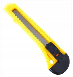 w6c06-noz-do-tapet-nozyk-tapicerski-18-mm-wysuwany-ostry-0000-00