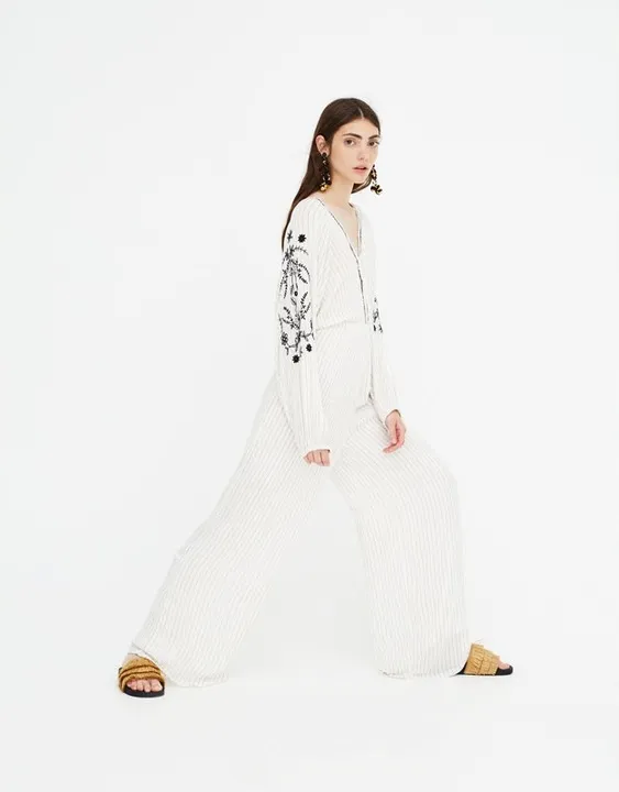 pull-and-bear-kremowy-kombinezon-paski-hafty-m