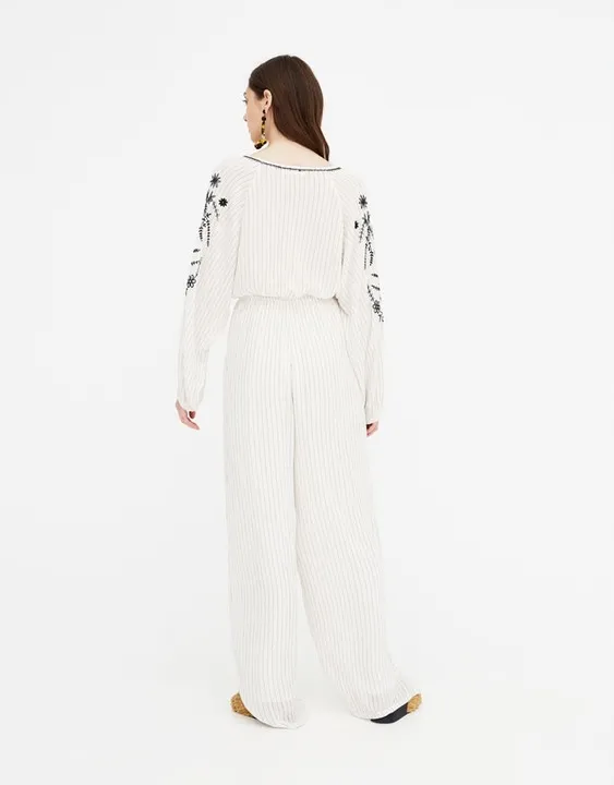 pull-and-bear-kremowy-kombinezon-paski-hafty-m