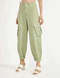 bershka-luzne-pistacjowe-jeansy-kieszenie-25