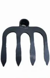 solidna-motyka-czterozebna-kuta-kopania-premium