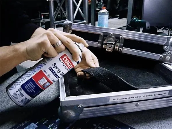 klej-w-sprayu-300ml-permanentny-producent-tesa