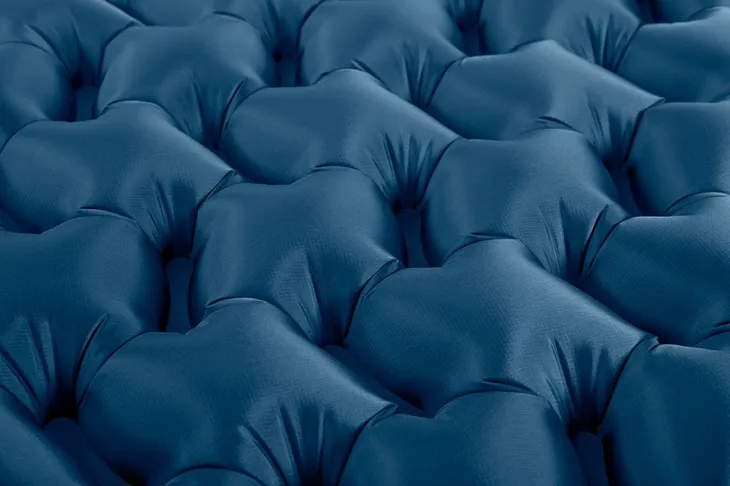 materac-turystyczny-akcesoria-w-zestawie-pokrowiec