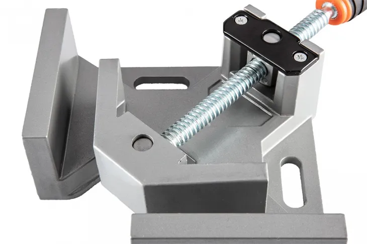 scisk-naroznikowy-rozstaw-szczek-95-mm