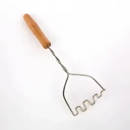 ugniatacz-do-ziemniakow-drewniany-uchwyt