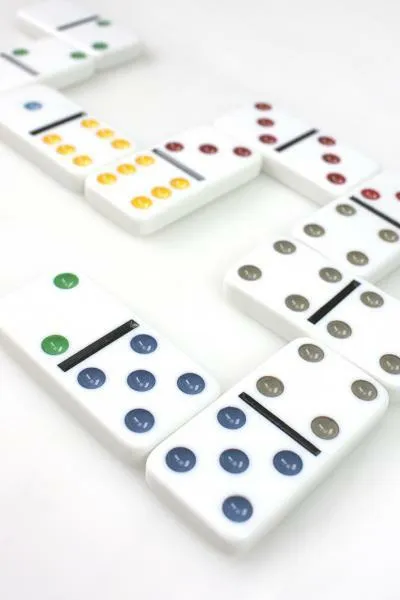 gra-domino-klasyczne-w-puszce-waga-z-opakowaniem-0-551-kg