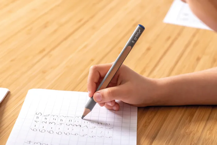 olowek-griffix-hb-2szt-waga-z-opakowaniem-0-025-kg