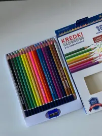 kredki-olowkowe-trojkatne-18-kolorow-temperowka-kredka-srebrno-zlota