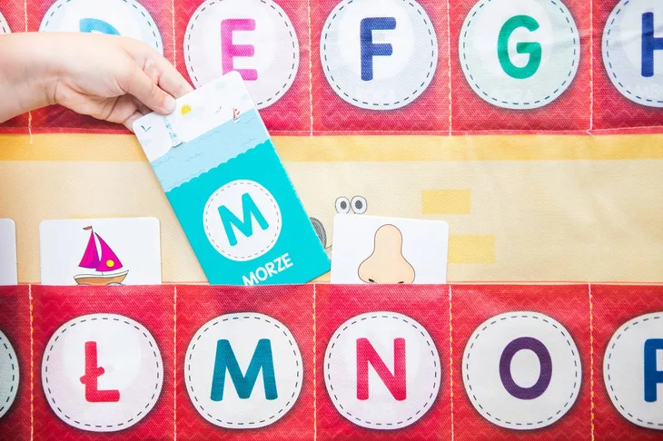 montessori-dom-zabaw-kolor-dominujacy-wielokolorowy