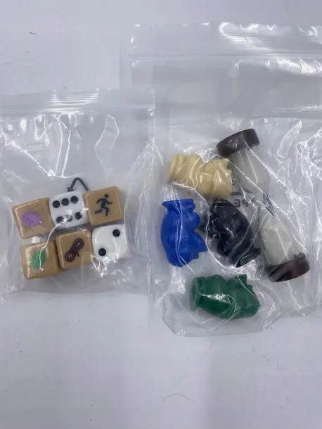 gra-jumanji-material-karton-papier-plastik