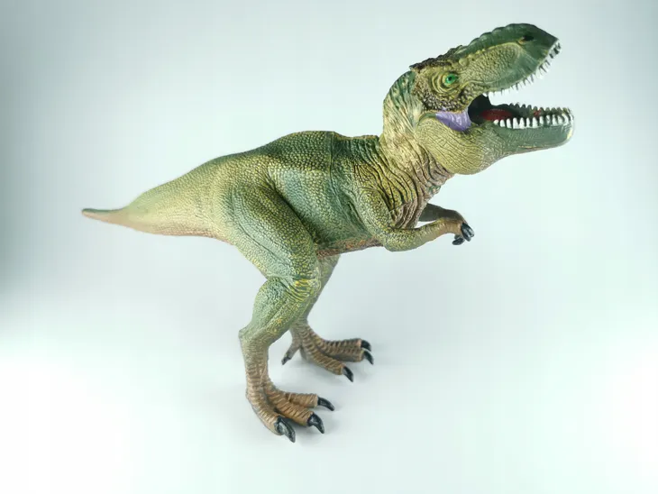 dinozaur-plastikowy-mix-wiek-dziecka-3-lata