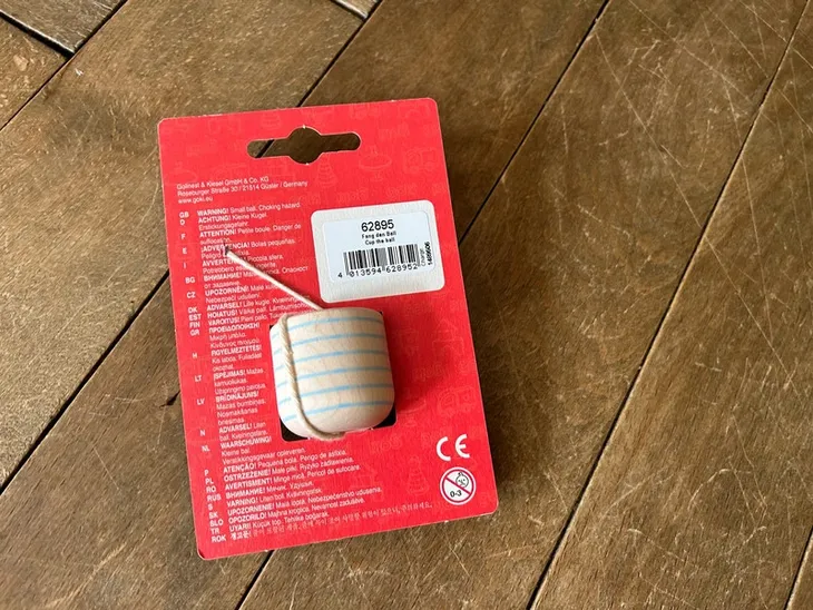 zlap-pilke-do-pudelka-goki-wiek-dziecka-4-lata