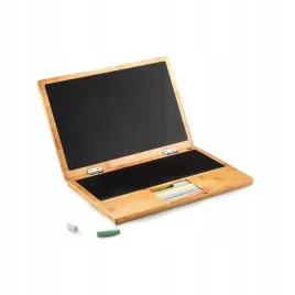 tablica-kredowa-laptop-i-wood-praca-zbiorowa