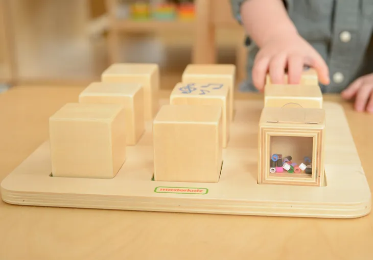 klocki-sensoryczne-masterkidz-9-elementow-wiek-dziecka-2-lata