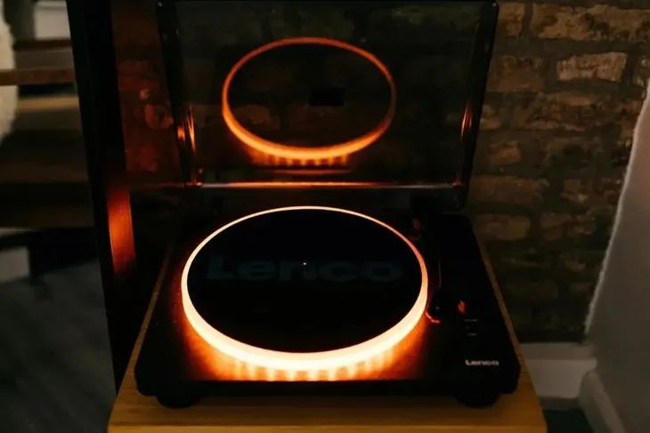 gramofon-lenco-ls-50ledbk-czarny-naped-paskowy